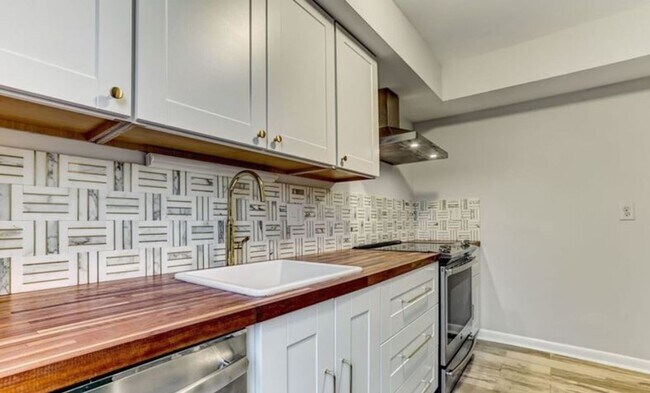 Building Photo - Charming Town Home Available August 12th.