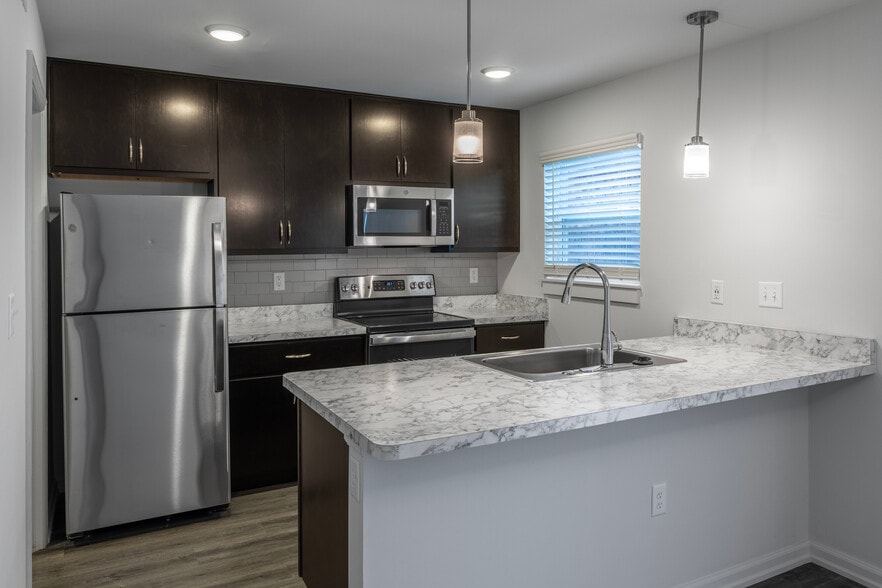 Building Photo - Versailles Village