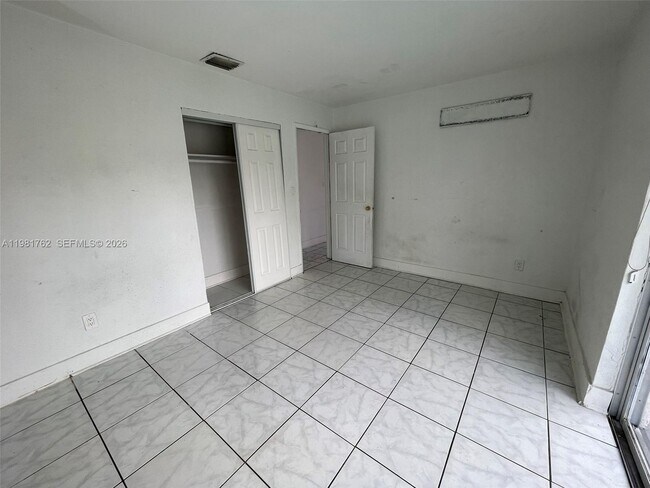 Building Photo - 5751 SW 38th Ct