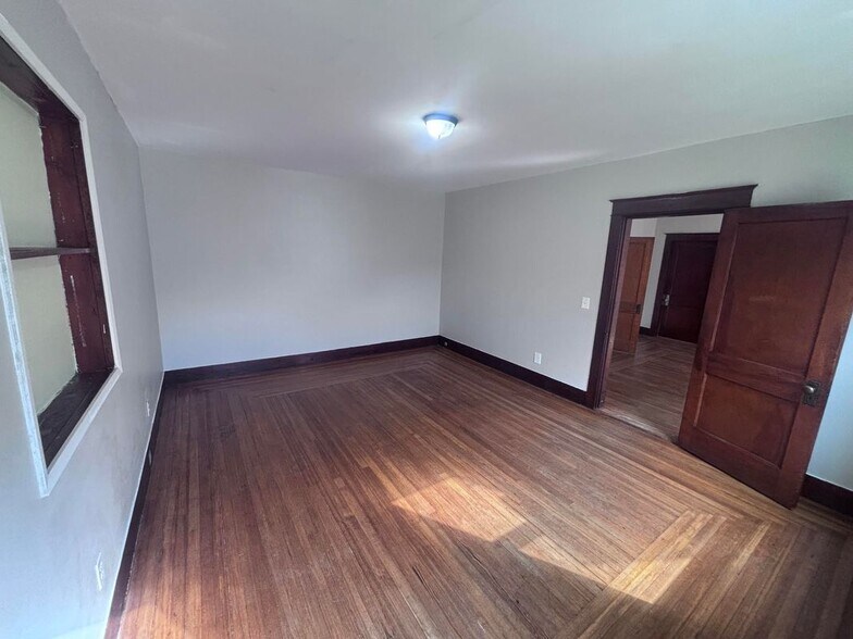 Building Photo - 32-34 Linnell Street, Unit #34