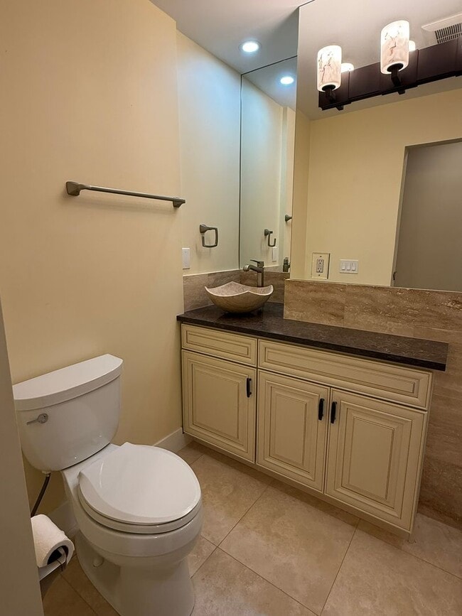 Building Photo - 2Bd/2Ba Bellevue Condo