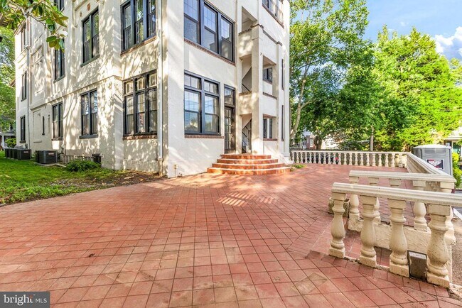 Building Photo - 2300 W 17th St
