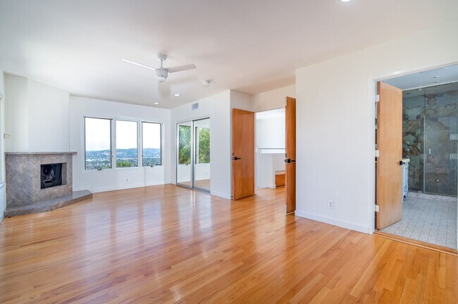 Building Photo - Beautiful 4-bedroom, 4 bath unit in the desirable Los Feliz