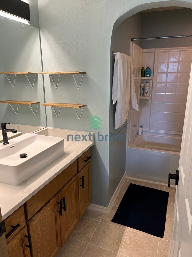 Building Photo - 4 BED & 2.5 SINGLE FAMILY HOUSE FOR RENT