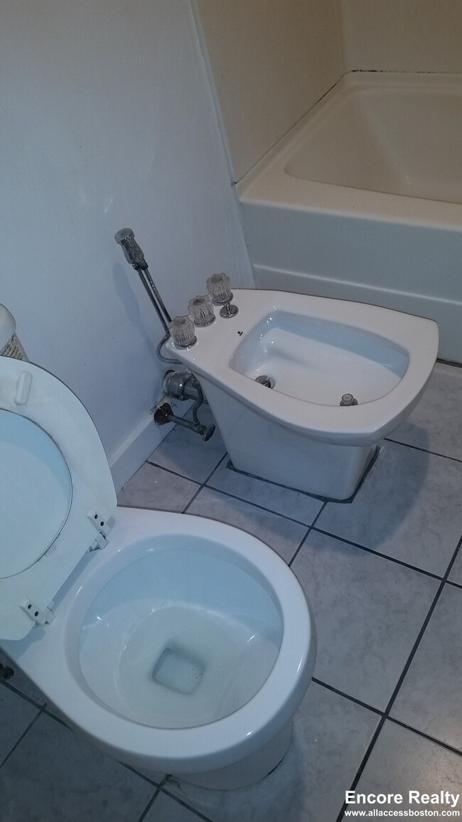 Building Photo - 56 Egmont St