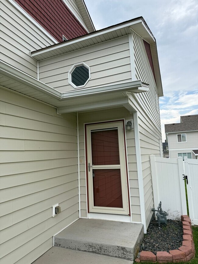 Building Photo - 4 Bedroom, 3.5 Bathroom Townhome in Cheyen...