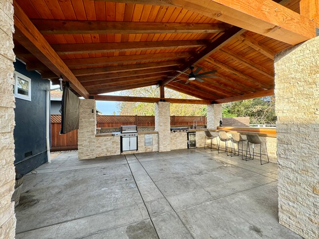 Building Photo - 1118 Kansas Ave