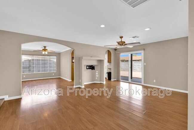Building Photo - 5610 W Grovers Ave