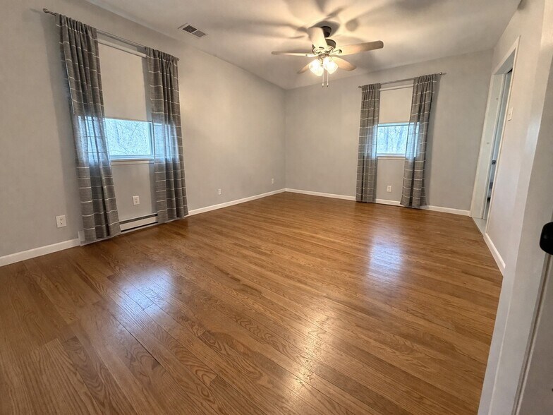 Building Photo - 2119 Oaklyn Dr