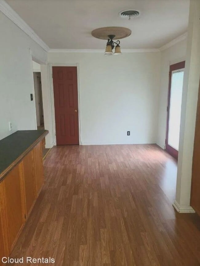 Building Photo - Cute 3 bed 1 bath home with garage