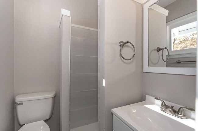 Building Photo - COMING SOON: Beautiful and Renovated Property in Raytown!