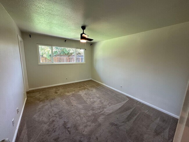 Building Photo - Beautiful 3 Bedroom, 2 Bath Tracy Home