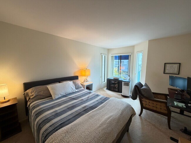 Building Photo - Light-Filled 1 Bed / 1 Bath Condo in UTC, San Diego – Skylights & Balcony