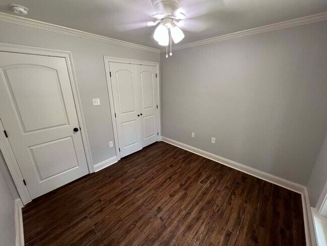 Building Photo - Charming Baton Rouge Home with Flex Room, Fireplace & Spacious Front Porch