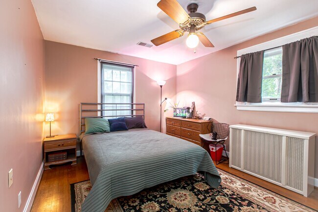 Building Photo - OPEN HOUSE 9/13 11AM-1PM  Beautiful 3-Bedr...
