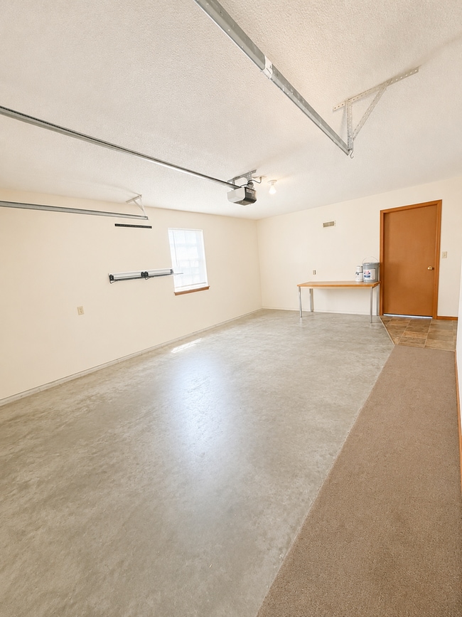 Building Photo - 2 Bed | 2 Bath | 1-Car Garage | South Joplin $1000