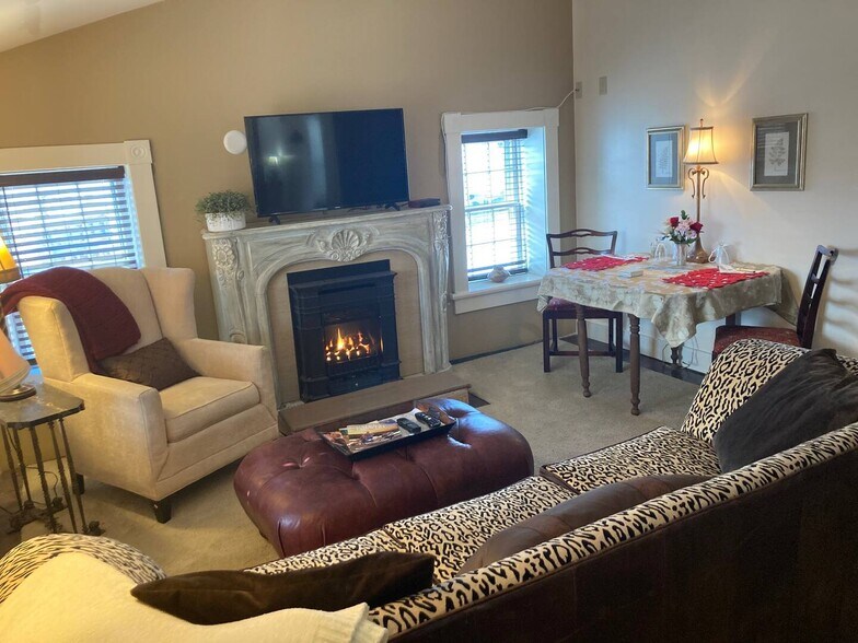 Living Room - 603 S Bench St