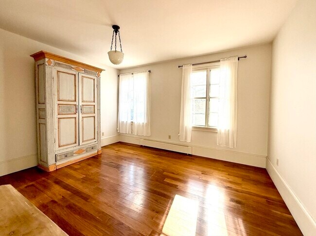 Building Photo - 918 Hale St