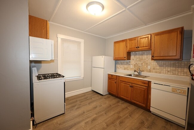 Building Photo - 23 Des Moines Rd