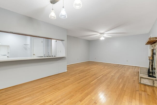 Building Photo - Bright 2-Bedroom Townhouse with Garage & Pool on Tunnel Road