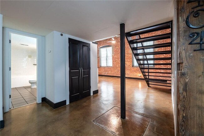 Building Photo - 644 Wells St SW