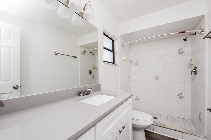 Building Photo - 613 Deauville Ct