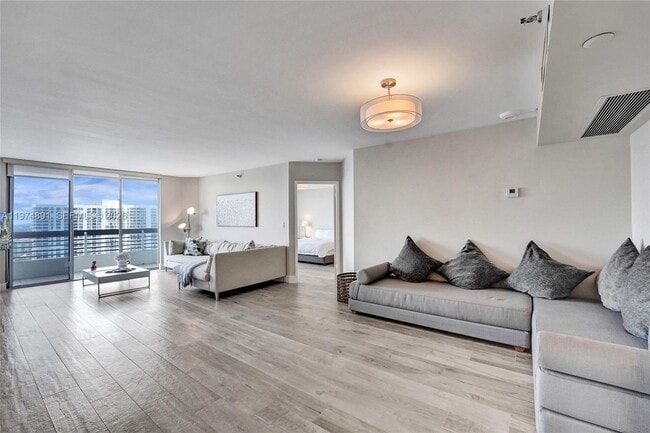 Building Photo - 19101 NE 36th Pl