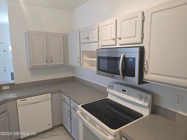 Building Photo - Nice 3/2 Condo