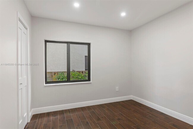 Building Photo - 1134 SW 12th Ct