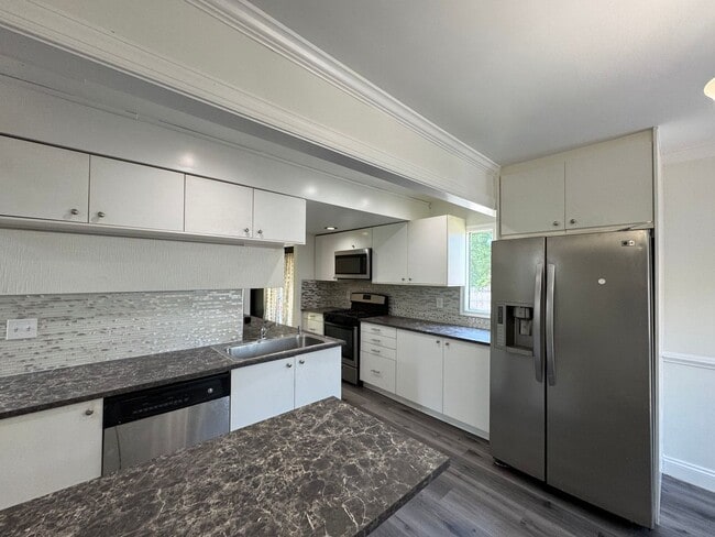 Building Photo - Relaxing 3 Bed 2.5 Bath Single Family Home...