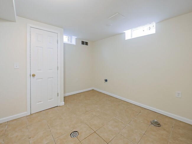 Building Photo - Spacious 3BR Home with Expansive 1-Acre Lot!