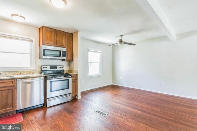 Building Photo - 14 Greystone Cir