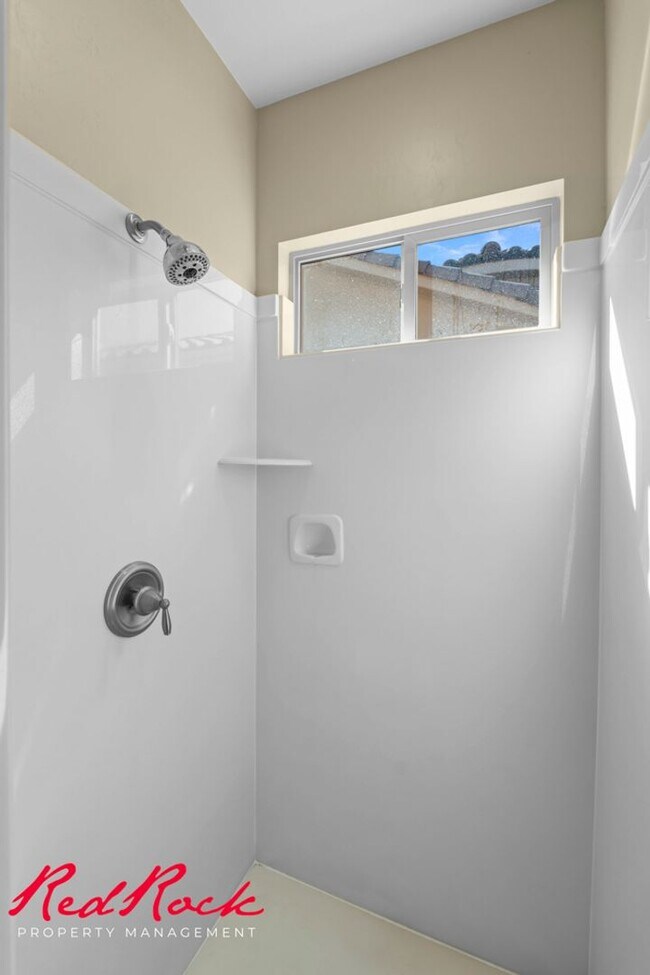 Building Photo - Sun River 2 Bedroom Home with Bonus Den! First Class Amenities!