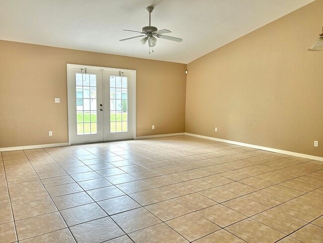 Building Photo - R# 5900-P