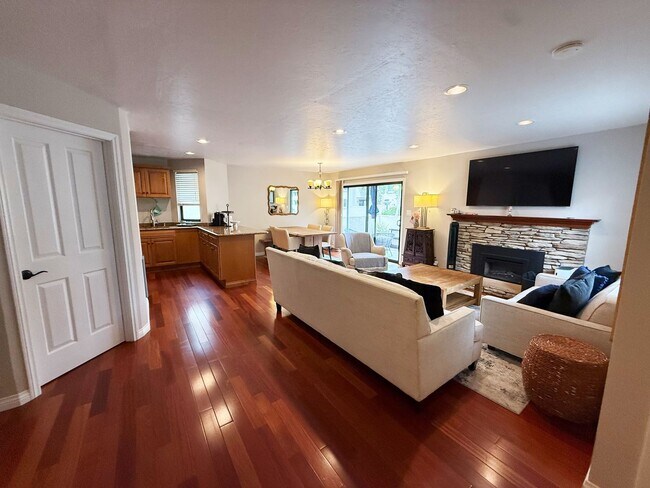 Building Photo - Beautifully Furnished 2 Bed/2.5 Bath Townhome in the Desirable Woodlands of La Jolla
