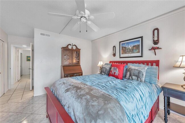 Building Photo - 425 Windrush Bay Dr