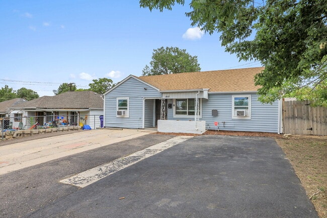 Building Photo - $2,550 - 3 Bed, 2 Bath Updated Home in Den...