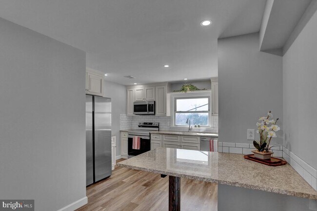 Building Photo - 933 N Hanover St