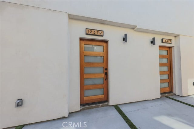 Building Photo - 1239 N Orange Dr