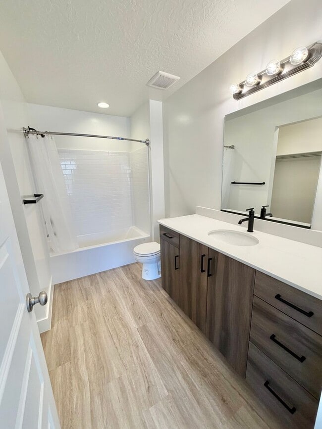 Building Photo - Beautiful 3 bed 2.5 bath Home!