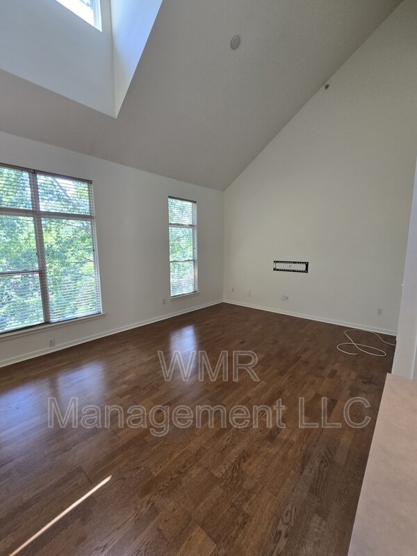 Building Photo - 2125 Southend Dr