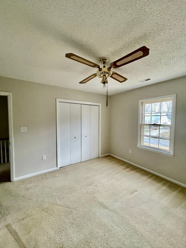 Building Photo - Welcome to this beautiful 5-bedroom, 2.5 bathroom home located in the vibrant city of Charlotte, NC