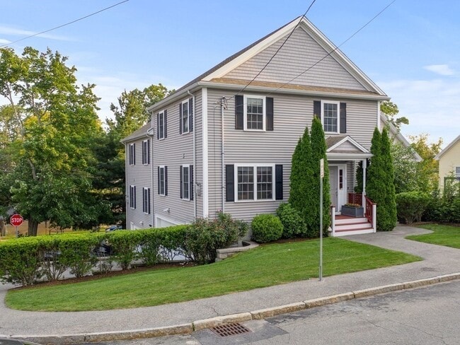 Primary Photo - 162 Massasoit St