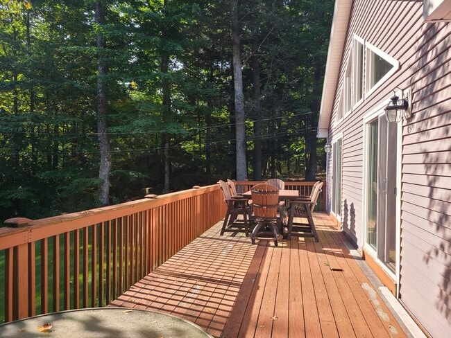 Building Photo - Beautiful 3 Bedroom House - Cozy Up This W...