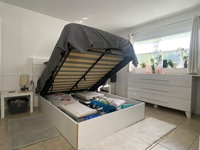 Building Photo - 1425 Arthur St