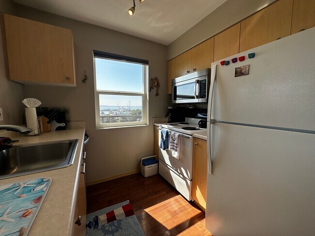 Building Photo - Fully Furnished Downtown Everett Condo wit...