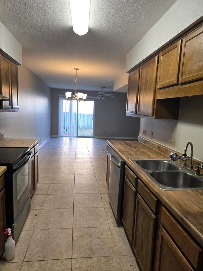 Building Photo - 206 Ann Cir