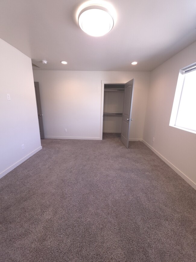 Building Photo - 121 E Ravenna Ln