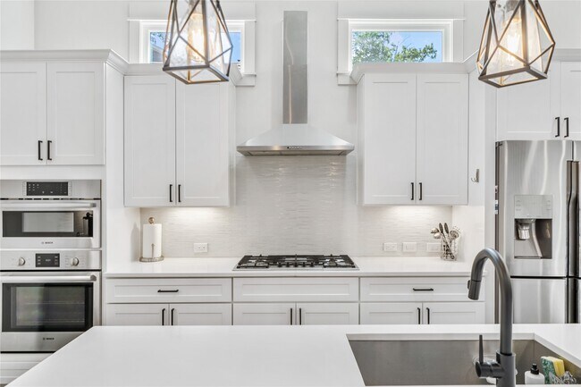 Building Photo - 620 E 26th St