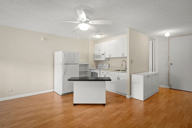 Building Photo - Makiki rental w/parking